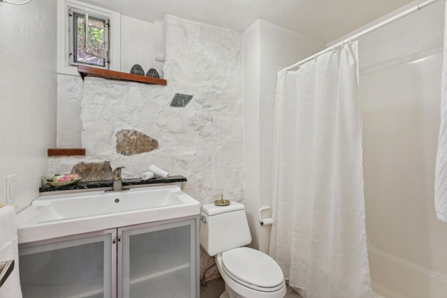 28 Marina Court Dr, San Rafael CA: https://media.crmls.org/mediaz/a3a042a0-9704-4f02-a1ab-b6f70bbdb8e7.jpg