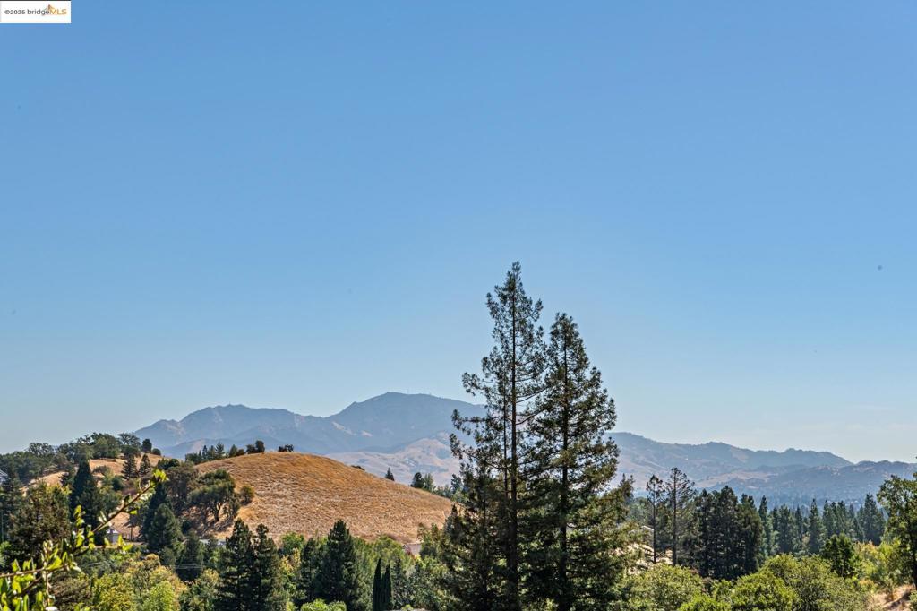 https://media.crmls.org/mediaz/a3a1c60a-8a3a-4b27-86d0-9c3292dc3537.jpg?preset=X-Large