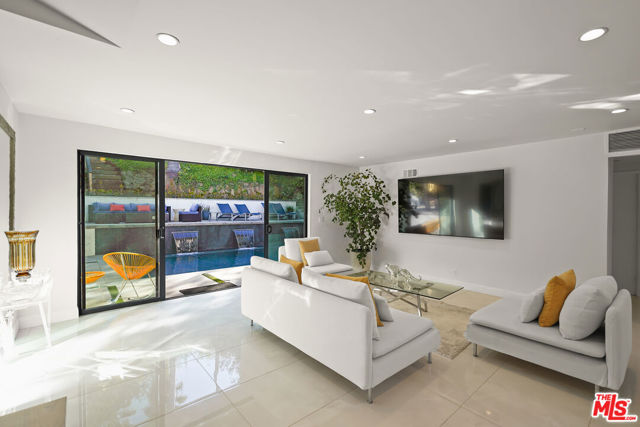 4729 Monarca Drive, Tarzana CA: https://media.crmls.org/mediaz/a3a1fd06-aa6d-4228-8530-daac1d793d99.jpg