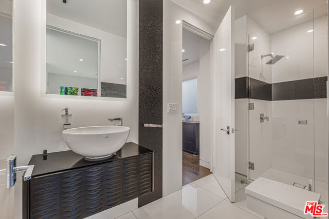 511 N Rexford Drive, Beverly Hills CA: https://media.crmls.org/mediaz/a3a255cf-fc27-4a5d-9934-2a91efc2d593.jpg