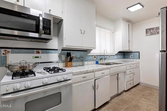 426 W Arbor Vitae Street, Inglewood CA: https://media.crmls.org/mediaz/a3a26fa4-8457-4c15-a1be-5c957728198b.jpg