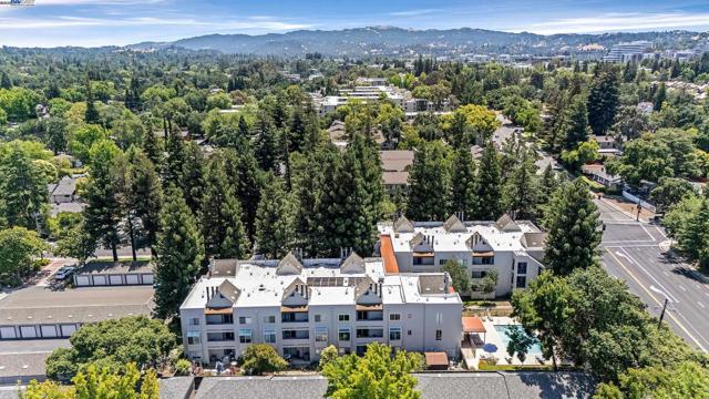 1308 Walden Rd, Walnut Creek CA: https://media.crmls.org/mediaz/a3a2c84e-79c6-4292-bd4f-21bf6123efc3.jpg