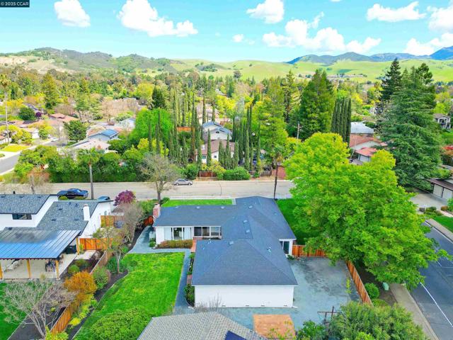 383 Caravelle Dr, Walnut Creek CA: https://media.crmls.org/mediaz/a3a3c97c-a2d3-4fd5-9e42-46f93a353921.jpg