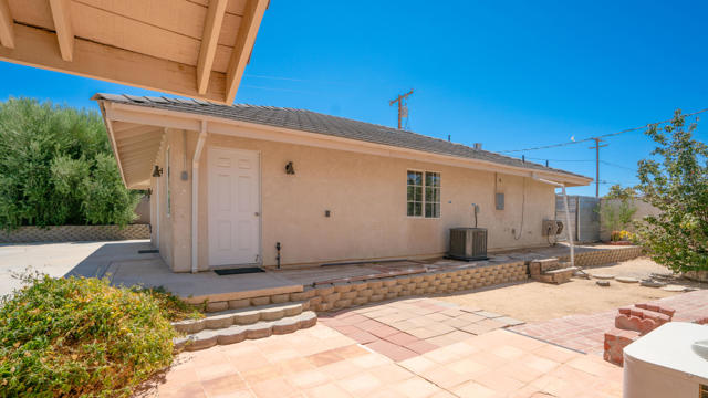 8582 Frontera Avenue, Yucca Valley CA: https://media.crmls.org/mediaz/a3a63624-7b90-453f-bed3-092cf4282460.jpg