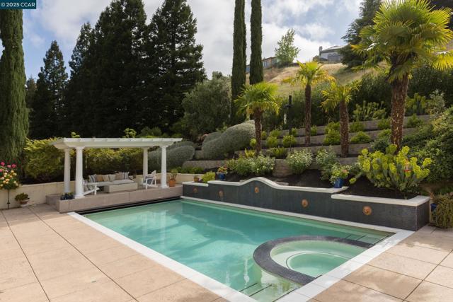 5427 Blackhawk Dr, Danville CA: https://media.crmls.org/mediaz/a3a7d176-7836-4164-8266-88506f92a2e9.jpg