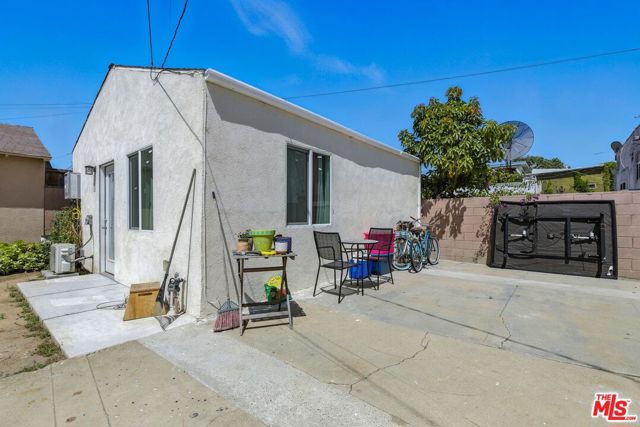 237 W Kelso Street, Inglewood CA: https://media.crmls.org/mediaz/a3a7eb7f-34bd-4835-a197-2b317e003645.jpg