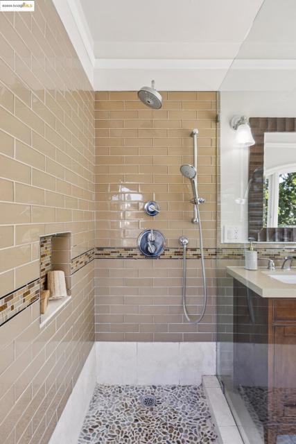 700 Longridge Rd, Oakland CA: https://media.crmls.org/mediaz/a3a8304a-e140-4f07-aecb-c8d94bdda65b.jpg
