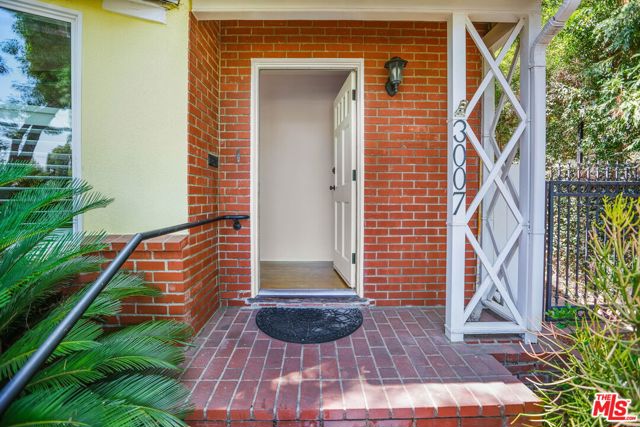 3007 W Clark Avenue, Burbank CA: https://media.crmls.org/mediaz/a3a88ece-5a22-4bbd-b8d1-e59d5f66ebfd.jpg