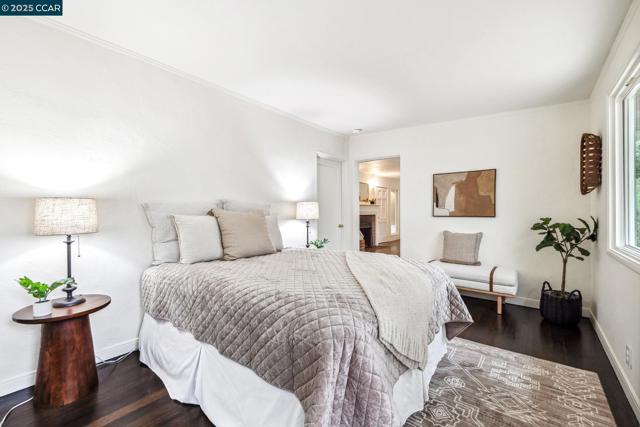 5810 Estates Dr, Oakland CA: https://media.crmls.org/mediaz/a3aa13d8-61e6-464e-bb1b-7f79d43cf9dc.jpg