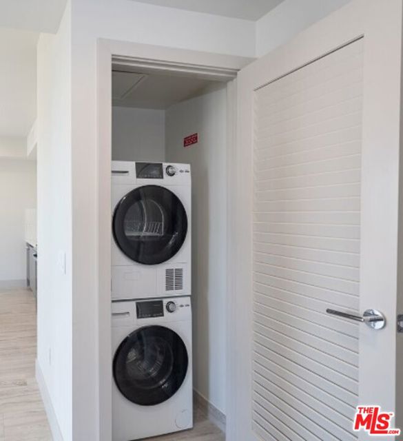 750 S Kingsley Drive, Los Angeles CA: https://media.crmls.org/mediaz/a3aa8f3e-eefb-4963-a621-292113911c0b.jpg
