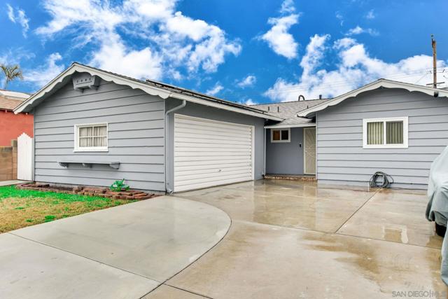 Front face of the house.  Attached garage can be repuposed because there is room for 5 cars in driveway