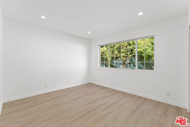 4800 Topeka Drive, Tarzana CA: https://media.crmls.org/mediaz/a3ab3987-8026-4a51-bc71-5c4735c9ba40.jpg