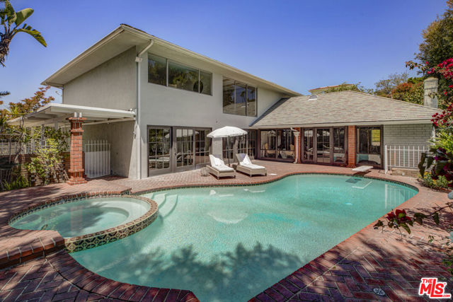5136 Los Bonitos Way, Los Angeles CA: https://media.crmls.org/mediaz/a3ab4a5e-b62e-478b-852e-eb146c18a00b.jpg
