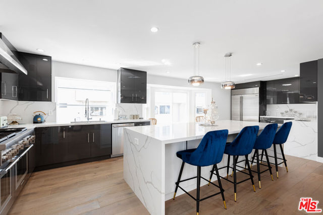 18721 Hatteras Street, Tarzana CA: https://media.crmls.org/mediaz/a3abe1e6-994a-4f49-8533-add476949224.jpg