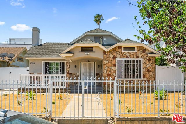 5342 Lemon Grove Avenue, Los Angeles CA: https://media.crmls.org/mediaz/a3abe6b1-cbd5-4773-bf19-2b4ef1e0a39d.jpg