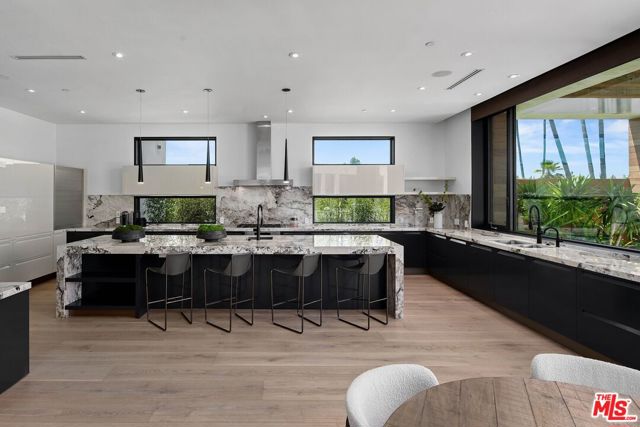 455 Castle Place, Beverly Hills CA: https://media.crmls.org/mediaz/a3ac0da7-bb51-4f7b-83df-ddef23cb9678.jpg