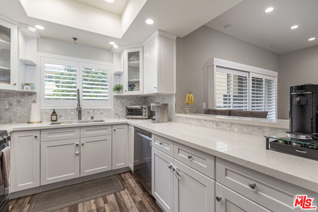 14919 Dickens Street, Sherman Oaks CA: https://media.crmls.org/mediaz/a3ac7340-3c02-40ca-943d-838d917a8e71.jpg