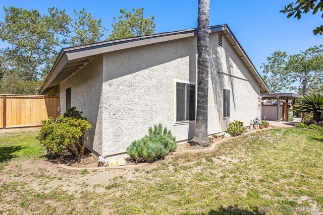 545 Shady Brook Pl, Escondido CA: https://media.crmls.org/mediaz/a3aea789-ed1b-4d22-982d-dd54676fdded.jpg
