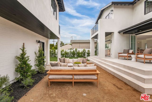 2455 23rd Street, Santa Monica CA: https://media.crmls.org/mediaz/a3aeb3e7-82bb-4b52-9407-fe1472fba385.jpg