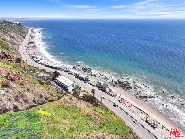 20802 Pacific Coast Highway, Malibu CA: https://media.crmls.org/mediaz/a3aee1db-5cd9-44ca-8fbb-d37518bbfa61.jpg