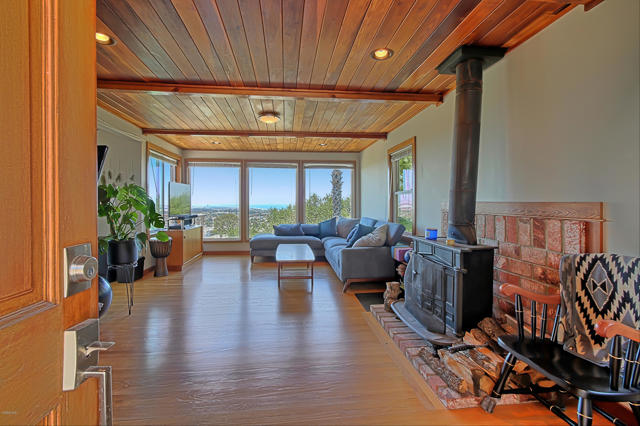 2108 Sunset Drive, Ventura CA: https://media.crmls.org/mediaz/a3b05ff5-0cc2-46b2-a494-e553361717eb.jpg