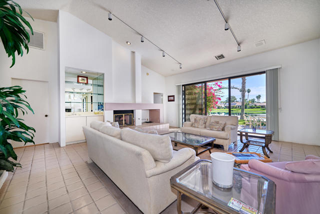 10317 Sunningdale Drive, Rancho Mirage CA: https://media.crmls.org/mediaz/a3b282ce-7d08-4c05-9fe9-11dfd30b8d33.jpg