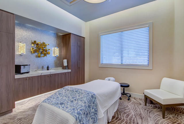 107 Tanglewood Trail, Palm Desert CA: https://media.crmls.org/mediaz/a3b30d2c-82be-4e42-a9b8-eef2103b2594.jpg