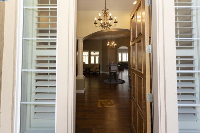 5090 Archcrest Way, Sacramento CA: https://media.crmls.org/mediaz/a3b41b4a-6f7a-4644-87dd-263cebd508eb.jpg
