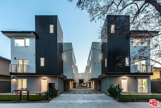 945 N Oxford Avenue, Los Angeles CA: https://media.crmls.org/mediaz/a3b432a4-75a8-4794-9782-3b56674dbe47.jpg
