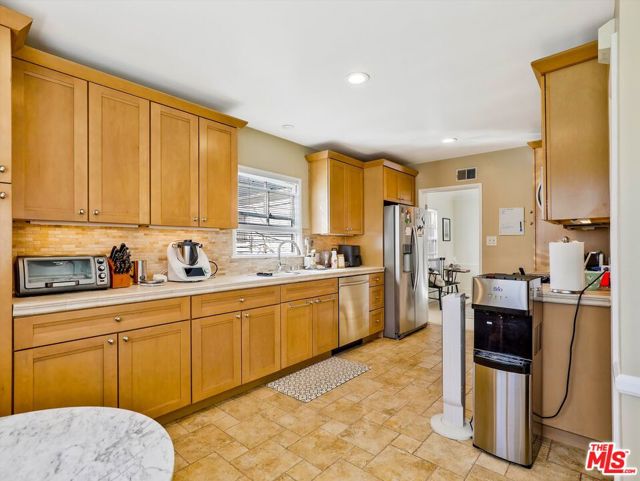 438 S Palm Drive, Beverly Hills CA: https://media.crmls.org/mediaz/a3b6515e-1e6f-4394-bc21-eaaf0456ed01.jpg