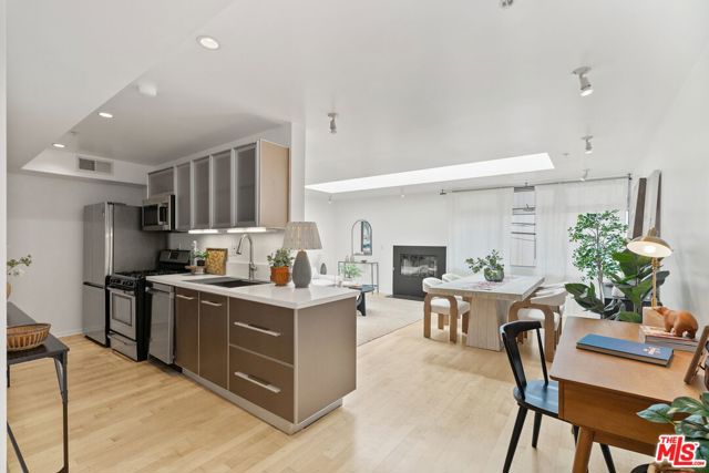 5806 Waring Avenue, Los Angeles CA: https://media.crmls.org/mediaz/a3b71f2f-1d0c-4079-b6fb-45d6270fd4bf.jpg