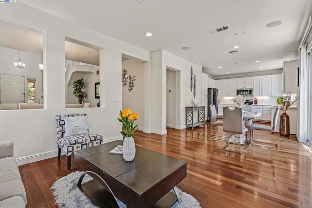 34906 Herringbone Ct, Union City CA: https://media.crmls.org/mediaz/a3b7b81e-3832-4a85-8b32-e2d3ddd06531.jpg