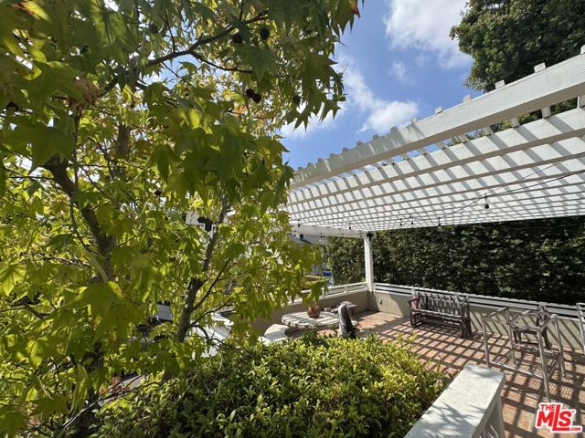 1348 Londonderry Place, Los Angeles CA: https://media.crmls.org/mediaz/a3ba649c-34d9-4506-abed-1df64499e78c.jpg