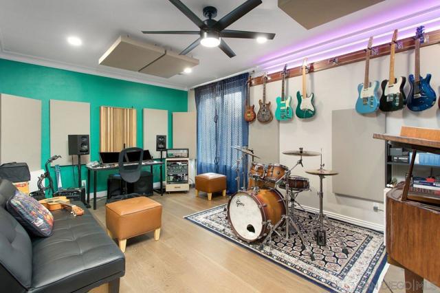 1217 BELLEFLOWER RD, Carlsbad CA: https://media.crmls.org/mediaz/a3baef54-acee-4079-8c77-daf3137a5a05.jpg