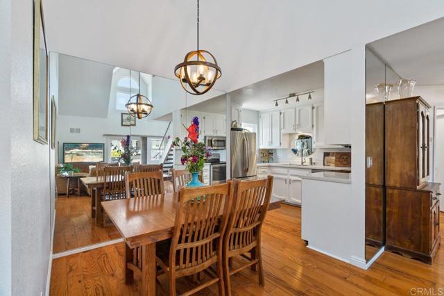 374 Orange Avenue, Coronado CA: https://media.crmls.org/mediaz/a3bc89be-cb46-4d55-a6f3-b48ceff4f920.jpg
