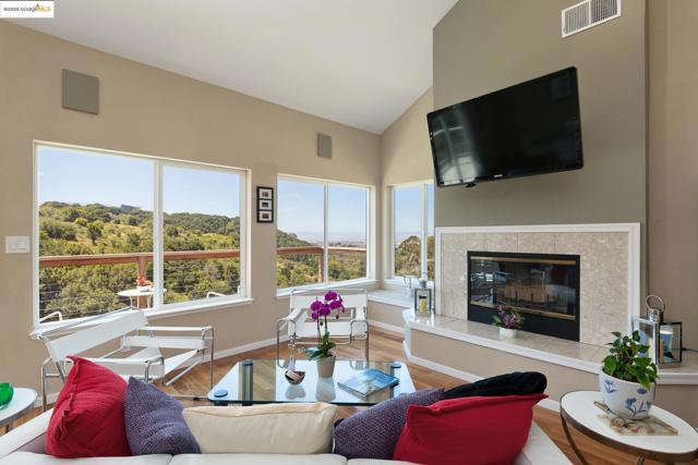 10353 Royal Oak Rd, Oakland CA: https://media.crmls.org/mediaz/a3bcad90-05f6-45b5-90be-368ee9306693.jpg