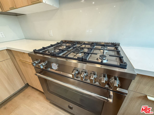 150 N Arnaz Drive, Beverly Hills CA: https://media.crmls.org/mediaz/a3bd7b5d-dcf5-4819-8ab7-afd88f773f6f.jpg