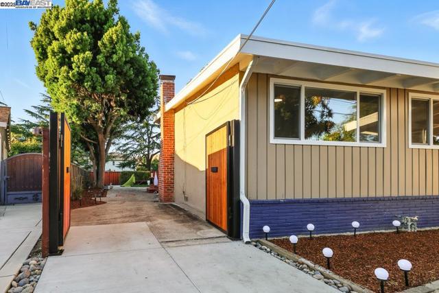 30456 Hoylake St, Hayward CA: https://media.crmls.org/mediaz/a3bdb936-6ebb-41e2-b315-0bb777ec745a.jpg
