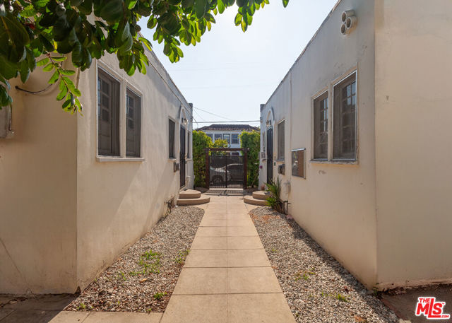 1520 Menlo Avenue, Los Angeles CA: https://media.crmls.org/mediaz/a3bf142e-5ee2-4798-919b-44bde0de5389.jpg