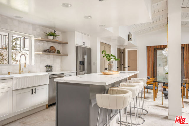 16733 Oak View Drive, Encino CA: https://media.crmls.org/mediaz/a3bf3f5d-df1e-4cb2-a24c-50d6d5692acf.jpg
