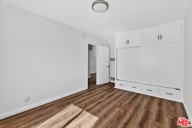 4777 San Vicente Boulevard, Los Angeles CA: https://media.crmls.org/mediaz/a3bfb40d-f68a-4833-bafb-e08f61a02b57.jpg