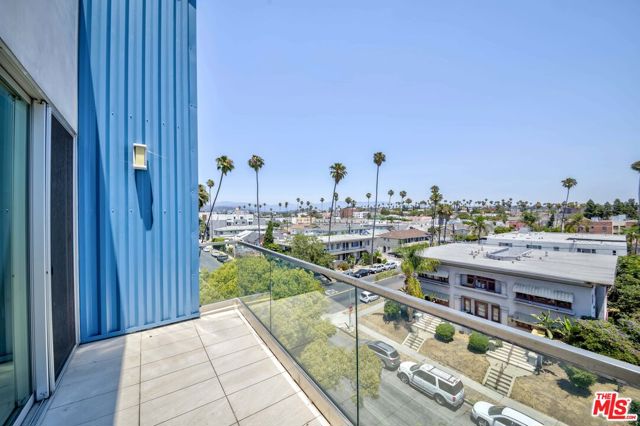 105 S Mariposa Avenue, Los Angeles CA: https://media.crmls.org/mediaz/a3bfb9b5-6835-4f1d-b074-145ae1401487.jpg