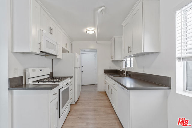 3319 Bagley Avenue, Los Angeles CA: https://media.crmls.org/mediaz/a3c0a888-f633-4993-8a7b-2ab2d031ea4a.jpg