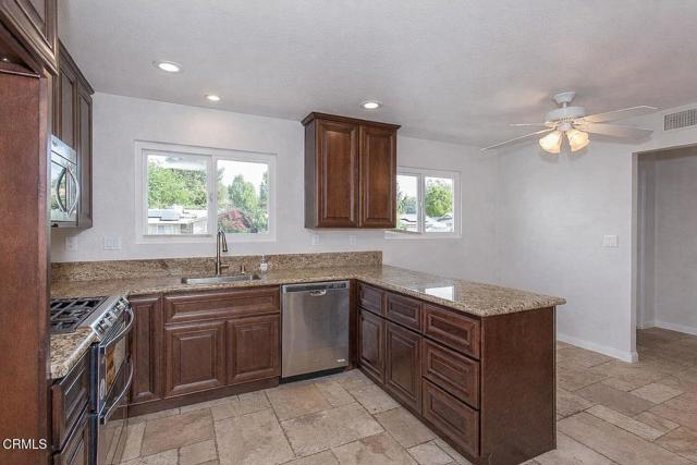 Detail Gallery Image 3 of 5 For 639 Calle Tulipan, Thousand Oaks,  CA 91360 - 4 Beds | 2 Baths