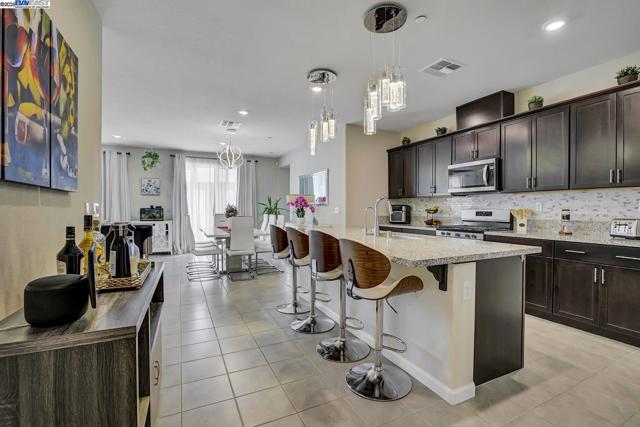 4014 Kenwood Cir, Oakley CA: https://media.crmls.org/mediaz/a3c41a7e-1c8b-4008-b23a-42ae68f8d434.jpg