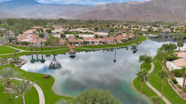 48135 Vista Cielo, La Quinta CA: https://media.crmls.org/mediaz/a3c48b33-21a8-482c-97ff-77fb01753641.jpg