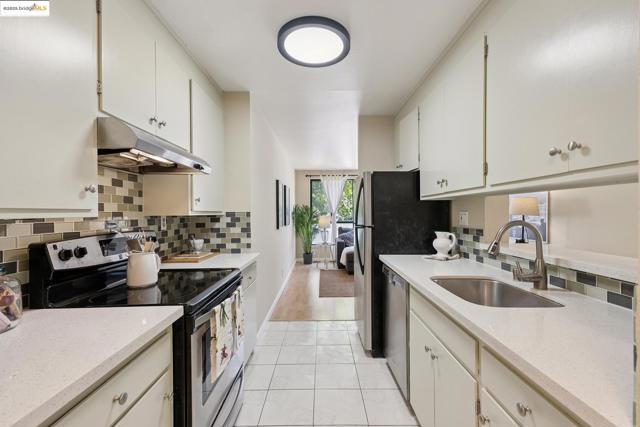 2632 Warring St, Berkeley CA: https://media.crmls.org/mediaz/a3c4af08-f702-4021-90a1-ad4d89870082.jpg