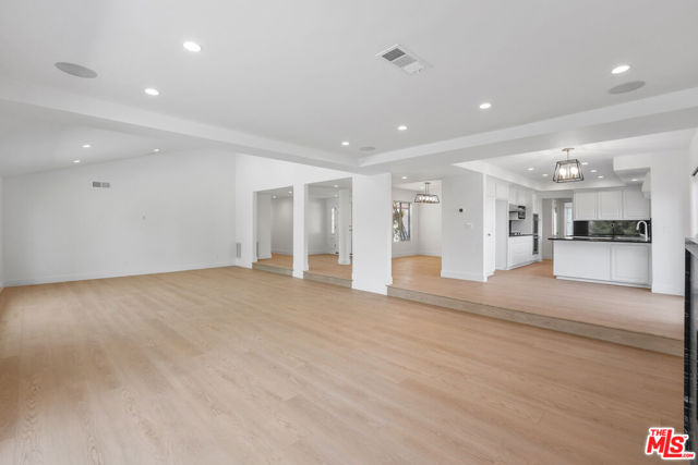 4344 Gayle Drive, Tarzana CA: https://media.crmls.org/mediaz/a3c4b61b-0db4-4c67-adc8-d62cf4fb50a5.jpg