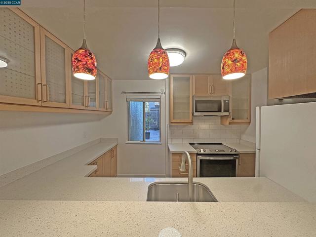 401 Monte Vista Ave, Oakland CA: https://media.crmls.org/mediaz/a3c517de-c618-4498-8aa7-0f0832bd0747.jpg