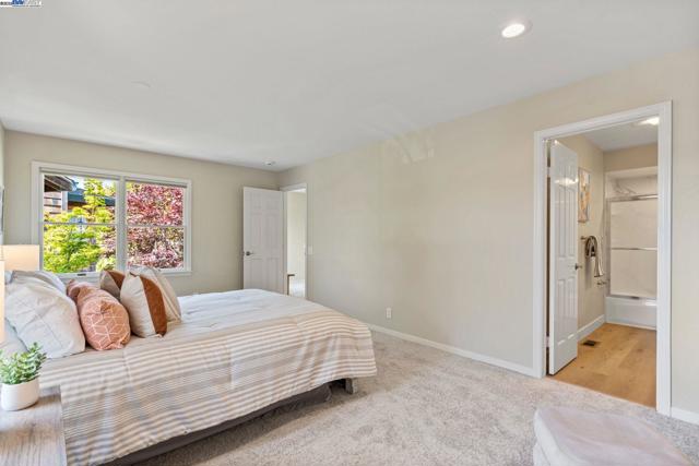 642 Centre Ct, Alameda CA: https://media.crmls.org/mediaz/a3c616ee-d301-4c26-a695-f5e5e9c368ec.jpg